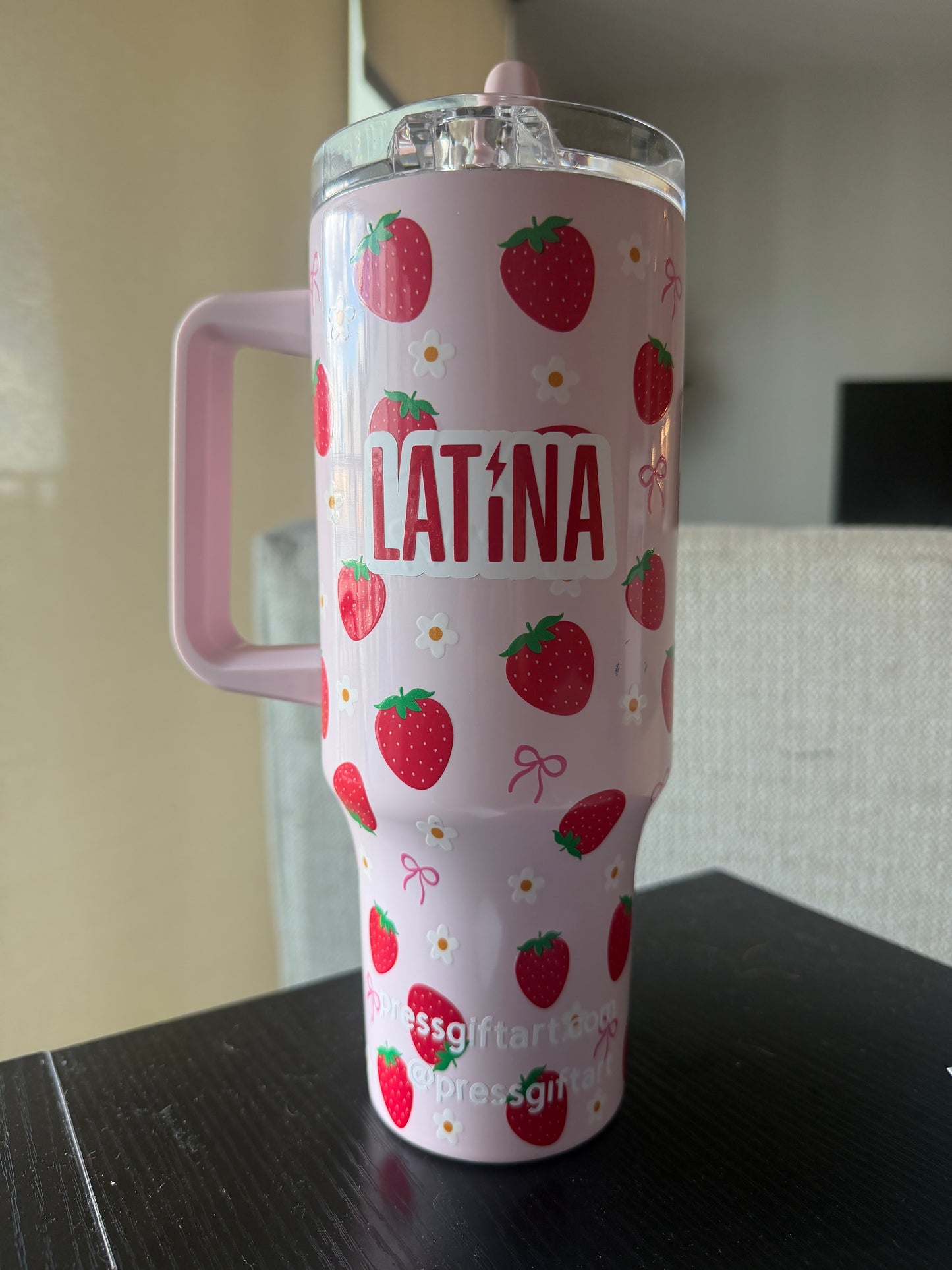 LATINA Strawberry Tumbler– 40 oz 🍓